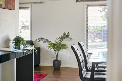 Short Stays Gippsland - Perths Hotel 5