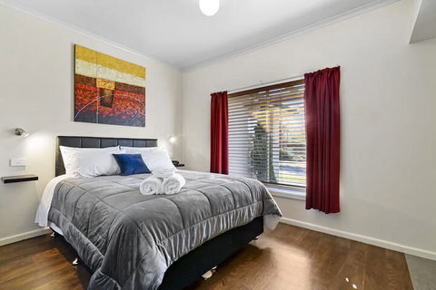 Short Stays Gippsland - Perths Hotel 4
