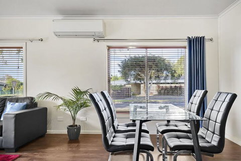 Short Stays Gippsland - Perths Hotel 2
