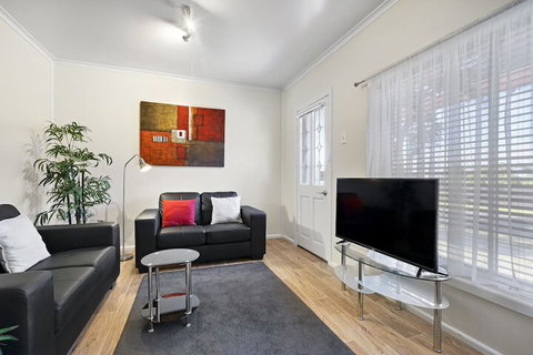 Short Stays Gippsland - Perths Hotel 3