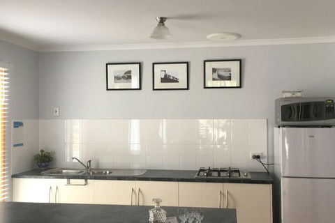 Lazy Days Bed & Breakfast Cottage - Perths Hotel 2
