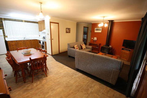 Halls Gap Log Cabins - Perths Hotel 1