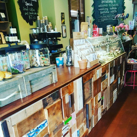 Cakes And Vases - Perths Hotel 0