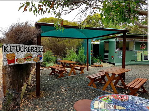 KI Tuckerbox - Perths Hotel 0