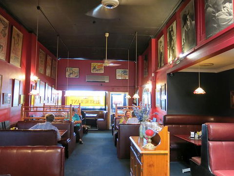 Lou’s Cafe Restaurant - Perths Hotel 0
