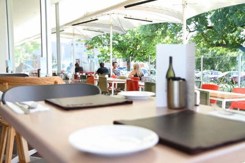 The Main Cafe - Perths Hotel 0