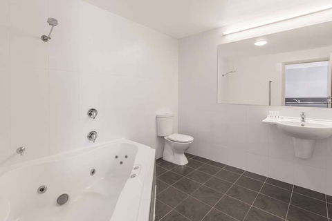 Travelodge Hobart Airport - Perths Hotel 9