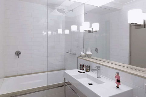 QT Canberra - Perths Hotel 17