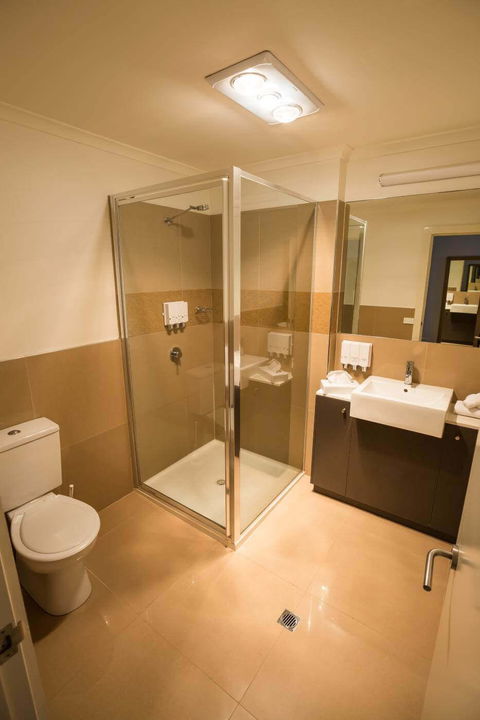 Bairnsdale International - Perths Hotel 3