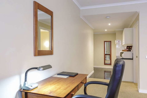Lake Inn Ballarat - Perths Hotel 10