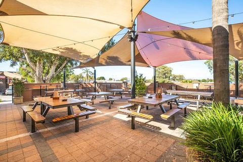 Nightcap At Wanneroo Tavern - Perths Hotel 1