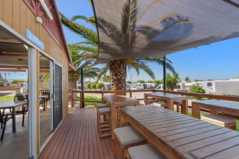 Discovery Parks Adelaide Beachfront - Perths Hotel 1