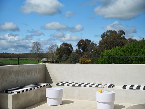 Lindenwarrah Hotel - Perths Hotel 0