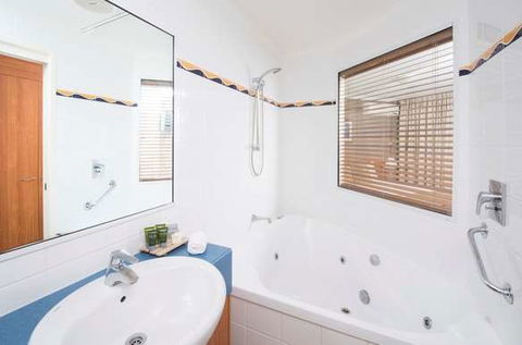 Mantra Hervey Bay - Perths Hotel 2