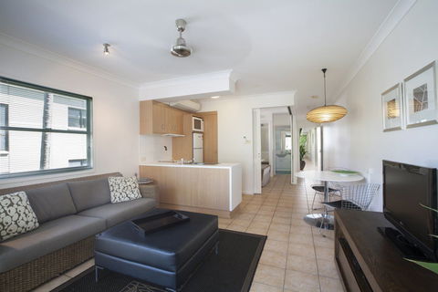 Port Douglas Apartments - Perths Hotel 1