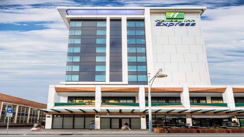 Holiday Inn Express Adelaide City Centre - Perths Hotel 1