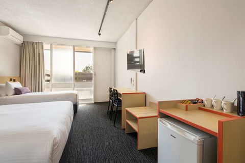 Nightcap At Waltzing Matilda Hotel - Perths Hotel 3