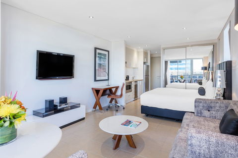 Meriton Suites Broadbeach - Perths Hotel 0