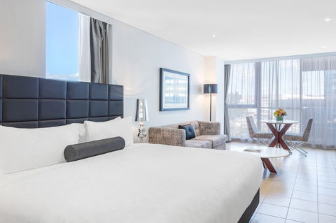 Meriton Suites Broadbeach - Perths Hotel 1