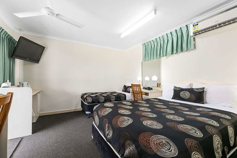 Econo Lodge Park Lane - Perths Hotel 1
