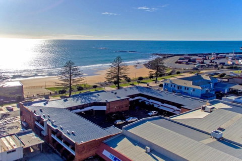 Beachfront Voyager Motor Inn - Perths Hotel 0