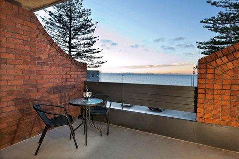 Beachfront Voyager Motor Inn - Perths Hotel 2