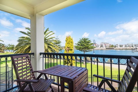 Port Adelaide Harbourside House - Perths Hotel 7