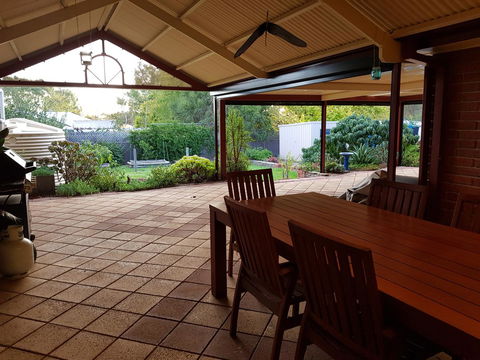Frog Song At Willunga - Perths Hotel 13