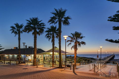 The Beach House @ Grange - Perths Hotel 3