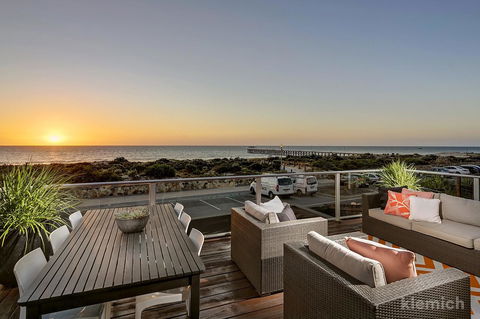 The Beach House @ Grange - Perths Hotel 0