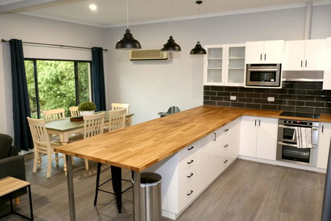 The Purple Door On Seaview - Perths Hotel 2