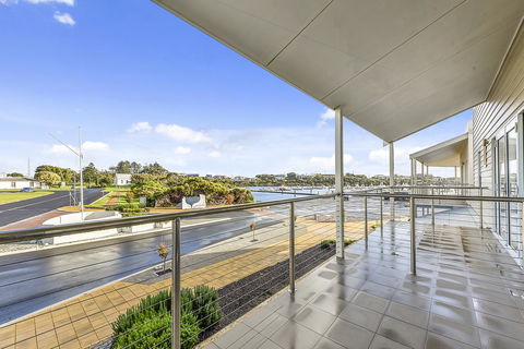 Aloha Waterfront Properties - Perths Hotel 23