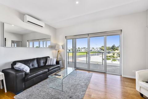 Aloha Waterfront Properties - Perths Hotel 26