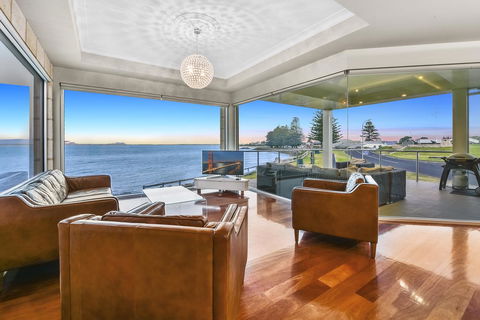 Aloha Waterfront Properties - Perths Hotel 4