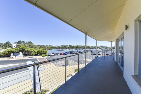 Aloha Waterfront Properties - Perths Hotel 10