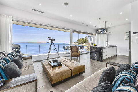 Aloha Waterfront Properties - Perths Hotel 3