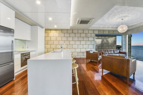 Aloha Waterfront Properties - Perths Hotel 22