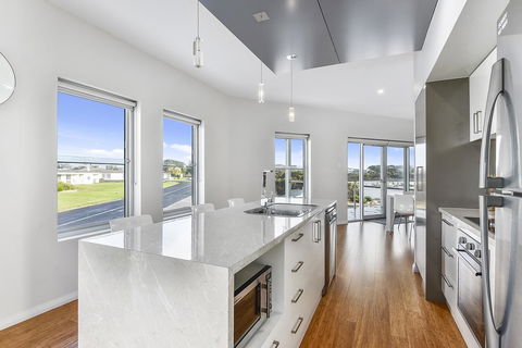 Aloha Waterfront Properties - Perths Hotel 15