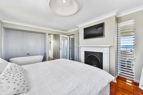 Aloha Waterfront Properties - Perths Hotel 12
