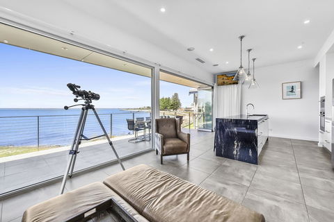 Aloha Waterfront Properties - Perths Hotel 8