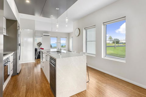 Aloha Waterfront Properties - Perths Hotel 6