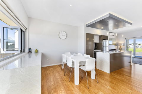 Aloha Waterfront Properties - Perths Hotel 28