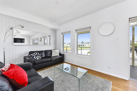Aloha Waterfront Properties - Perths Hotel 17