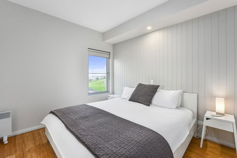 Aloha Waterfront Properties - Perths Hotel 13