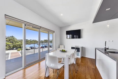 Aloha Waterfront Properties - Perths Hotel 20