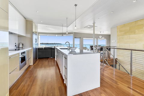 Aloha Waterfront Properties - Perths Hotel 5