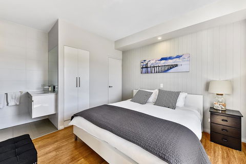 Aloha Waterfront Properties - Perths Hotel 21