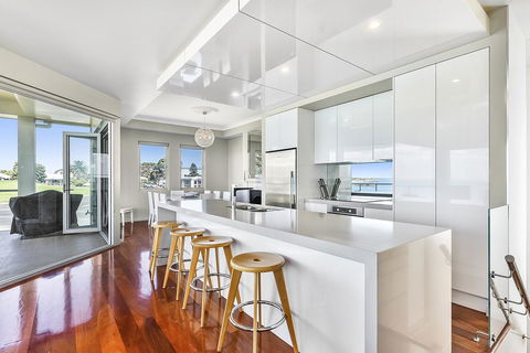Aloha Waterfront Properties - Perths Hotel 7