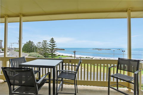 The Dolphins Beachfront Apartments - Perths Hotel 9