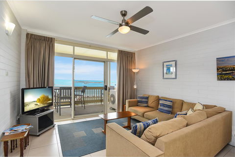 The Dolphins Beachfront Apartments - Perths Hotel 13